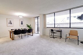 Modern 2BR Apt in Crystal City near D.C.