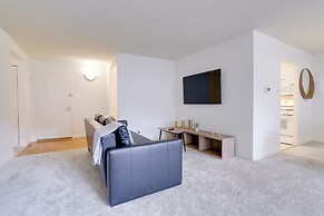Modern 2BR Apt in Crystal City near D.C.