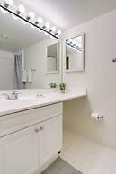 Modern 2BR Apt in Crystal City near D.C.