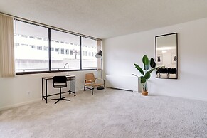 Modern 2BR Apt in Crystal City near D.C.