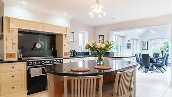 Superb 4BD Stay in Wyton and Houghton Village
