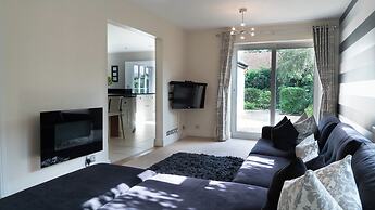 Superb 4BD Stay in Wyton and Houghton Village