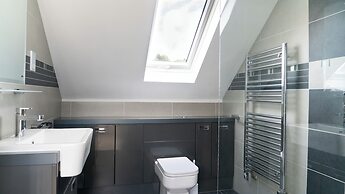 Superb 4BD Stay in Wyton and Houghton Village