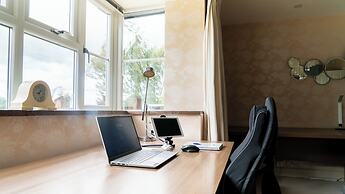 Superb 4BD Stay in Wyton and Houghton Village