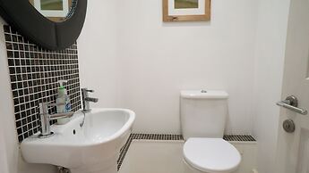 Superb 4BD Stay in Wyton and Houghton Village