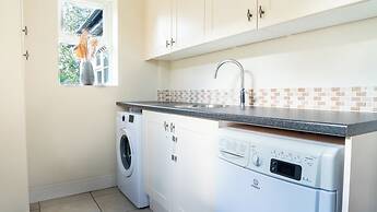 Superb 4BD Stay in Wyton and Houghton Village