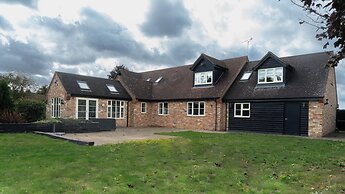 Superb 4BD Stay in Wyton and Houghton Village