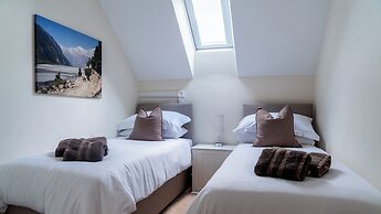 Superb 4BD Stay in Wyton and Houghton Village