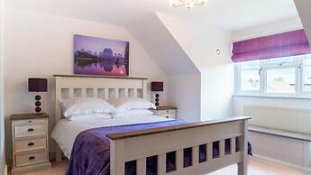 Superb 4BD Stay in Wyton and Houghton Village