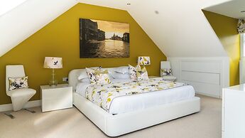 Superb 4BD Stay in Wyton and Houghton Village