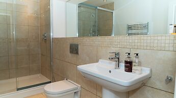 Superb 4BD Stay in Wyton and Houghton Village