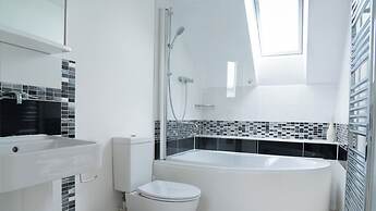 Superb 4BD Stay in Wyton and Houghton Village