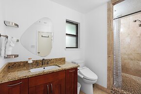 Spacious 5 BR Retreat in North Austin