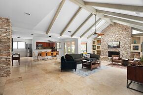 Spacious 5 BR Retreat in North Austin