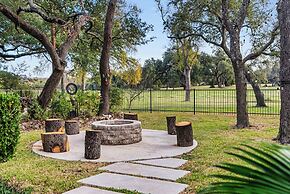 Spacious 5 BR Retreat in North Austin
