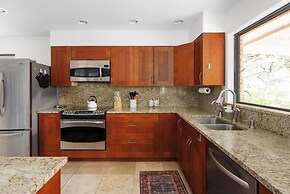 Spacious 5 BR Retreat in North Austin