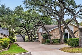 Spacious 5 BR Retreat in North Austin