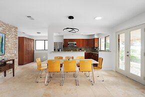 Spacious 5 BR Retreat in North Austin