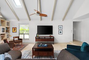 Spacious 5 BR Retreat in North Austin