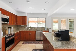 Spacious 5 BR Retreat in North Austin