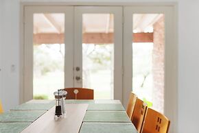 Spacious 5 BR Retreat in North Austin