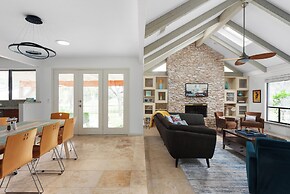 Spacious 5 BR Retreat in North Austin