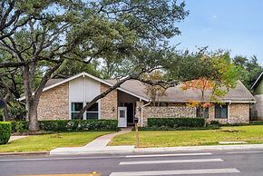 Spacious 5 BR Retreat in North Austin