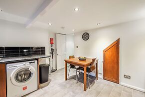 Sleek 2B/1B Retreat in Lindley, Huddersfield