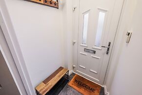 Sleek 2B/1B Retreat in Lindley, Huddersfield