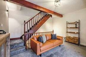 Sleek 2B/1B Retreat in Lindley, Huddersfield