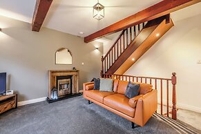 Sleek 2B/1B Retreat in Lindley, Huddersfield