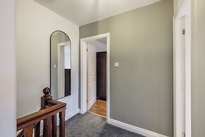Sleek 2B/1B Retreat in Lindley, Huddersfield