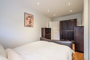 Sleek 2B/1B Retreat in Lindley, Huddersfield