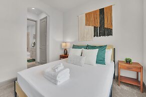 Ebony Ivory Midtown King Bed