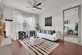 Ebony Ivory Midtown King Bed