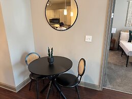 Ebony Ivory Midtown King Bed