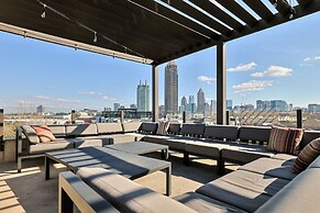 Ebony Ivory Midtown King Bed