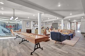 Ebony Ivory Midtown King Bed