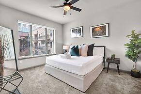 Ebony Ivory Midtown King Bed