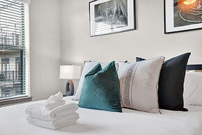 Ebony Ivory Midtown King Bed