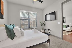 Ebony Ivory Midtown King Bed