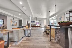 Ebony Ivory Midtown King Bed