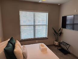 Ebony Ivory Midtown King Bed