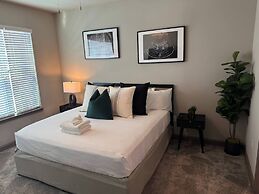 Ebony Ivory Midtown King Bed