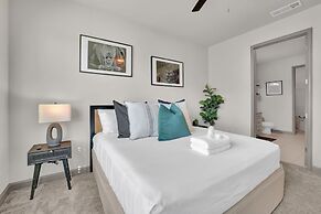 Ebony Ivory Midtown King Bed