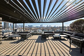 Ebony Ivory Midtown King Bed