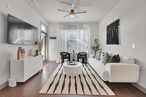 Ebony Ivory Midtown King Bed