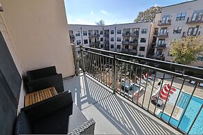 Ebony Ivory Midtown King Bed