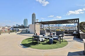 Ebony Ivory Midtown King Bed