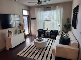 Ebony Ivory Midtown King Bed